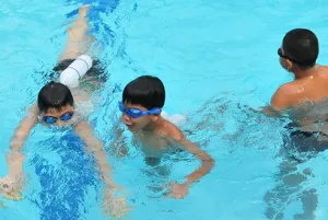 Tham gia lớp học bơi cho cả gia đình hè 2016